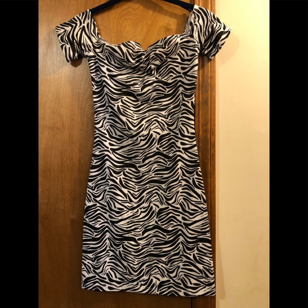 DIVIDED DRESS SIZE 4 NWT